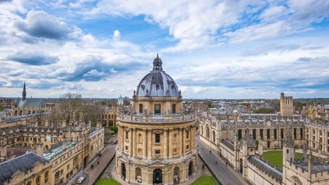 Blick auf Oxford, St. Mary's Church: Der altehrwürdige Campus der Oxford University: Viele Studierende träumen von einem Auslandssemester in Großbritannien. Seit dem Brexit werden dort hohe internationale Studiengebühren erhoben. Somit kann sich nur noch eine kleine Elite diesen teuren Wunsch erfüllen.