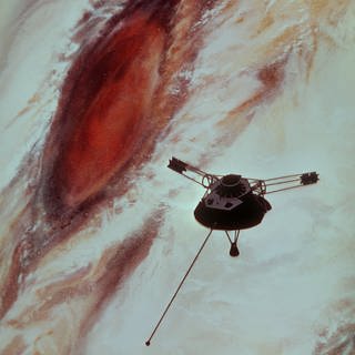 Raumsonde "Pioneer 10" über der Oberfläche des Planeten Jupiter