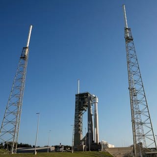 Die Starliner-Kapsel von Boeing befindet sich auf einer Atlas-V-Rakete auf der Startrampe im Space Launch Complex 41. Die Nasa-Astronauten Butch Wilmore und Suni Williams werden an Bord der Rakete zur Internationalen Raumstation starten, deren Abheben für den 5. Juni geplant ist.