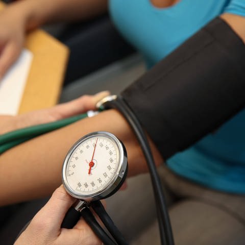 Patientin beim Blutdruck messen