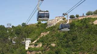 Die Seilbahn Koblenz überquert den Rhein und endet auf der Festung Ehrenbreitstein.