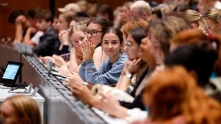 Studenten im großen Hörsaal 