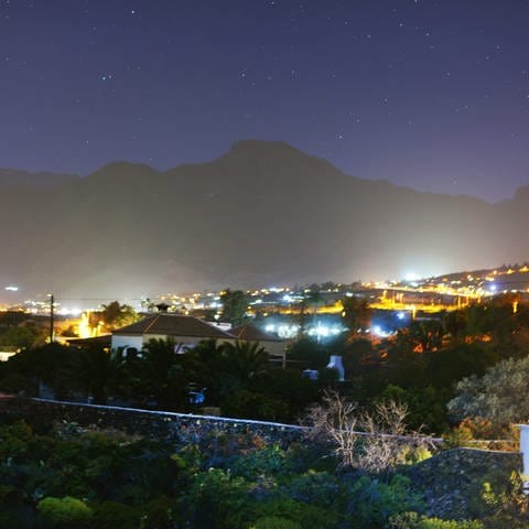 Lichtverschmutzung gut sichtbar in der Nacht mit Blick auf die Stadt