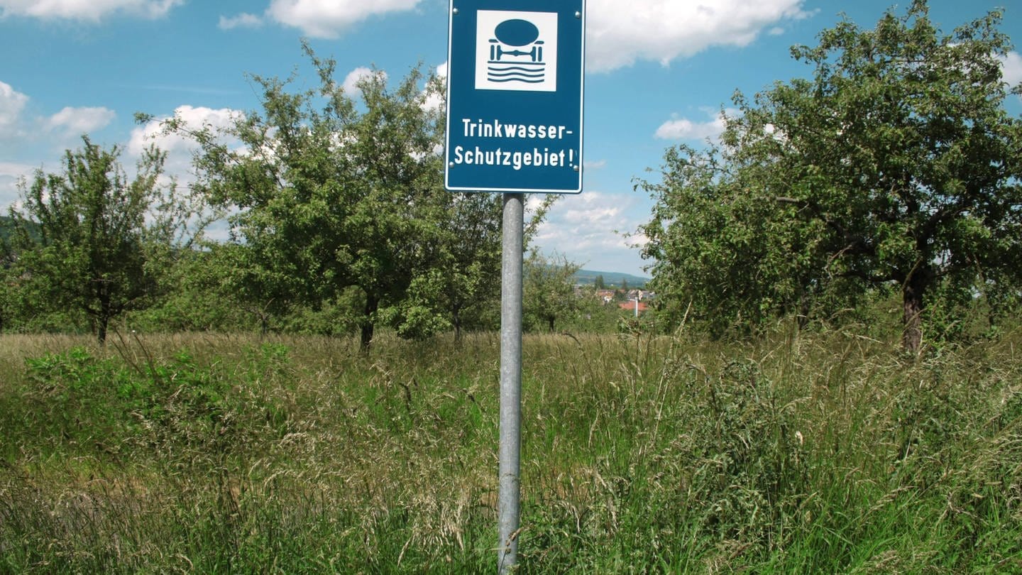 Hinweisschild Trinkwasserschutzgebiet an einem Feld