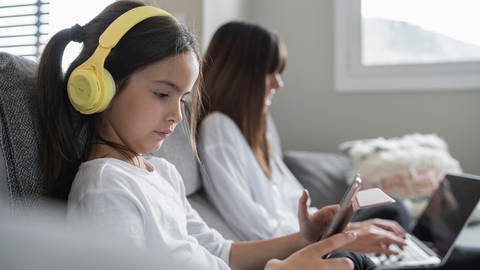 Zu viele Dezibel auf die Ohren: Nicht nur Straßenlärm kann unser empfindliches Hörorgan belasten. Auch zu laute Musik kann langfristige Schäden hervorrufen - bereits Kinder und Jugendliche sind gefährdet, warnt die WHO.