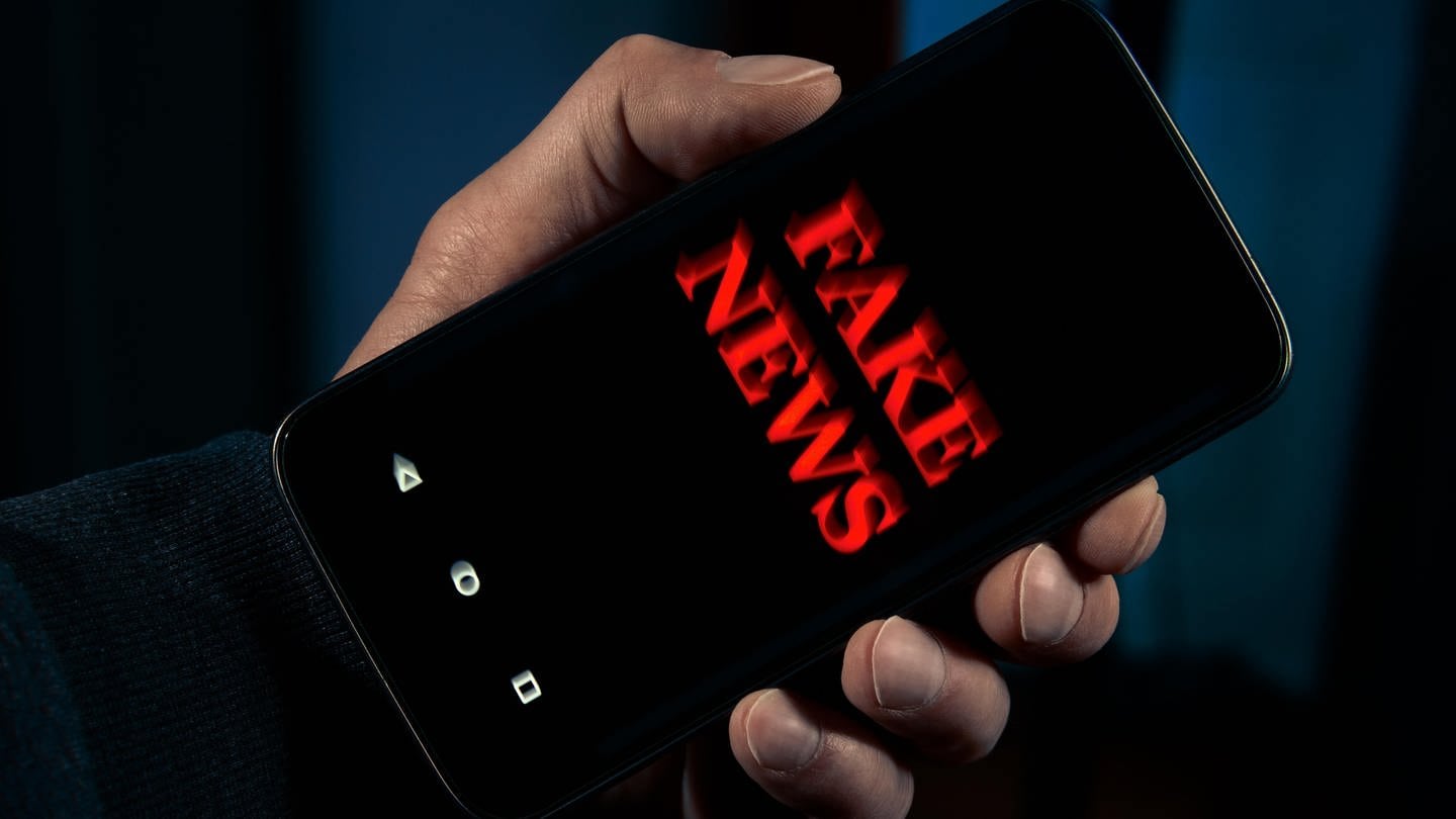 Fake News auf einem Smartphone