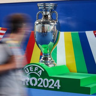 Der Pokal der Fußball-EM steht im International Broadcast Centre (IBM). 