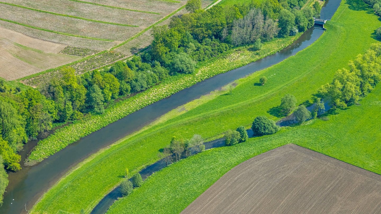 Luftbild: Fluss Luchtmücke mit kleinem Wehr und Fluss Ruhr - Renaturierung
