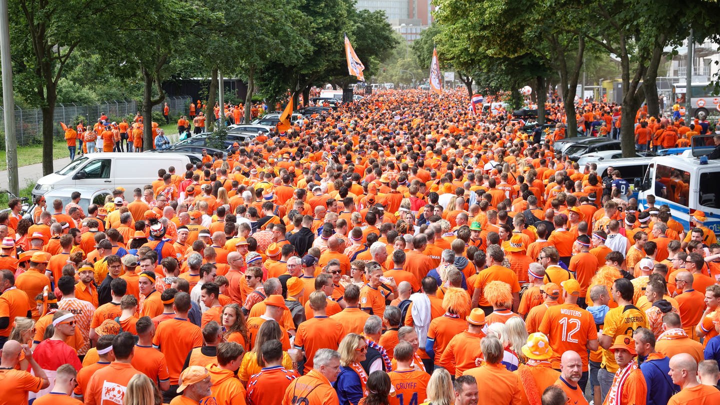Niederländische Fans feiern bei einem Fanmarsch in Hamburg