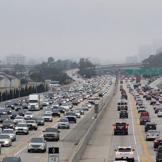Los Angeles, Kalifornien, USA: Ein grauer Tag während der Hauptverkehrszeit auf dem I-405 Expressway.