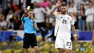 Fussball Euro 2024: Eröffungsspiel Deutschland - Schottland: Schiedsrichter Clement Turpin (Frankreich) zeigt die gelbe Karte Robert Andrich (Deutschland)