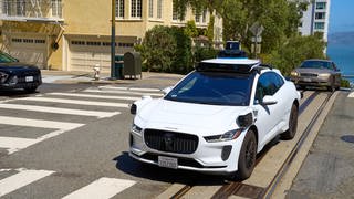 Ein autonomes Fahrzeug von Waymo, einem führenden Unternehmen in der Entwicklung von selbstfahrenden Autos.