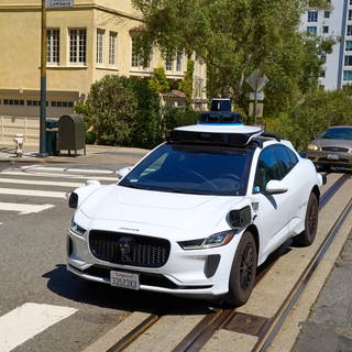 Ein autonomes Fahrzeug von Waymo, einem führenden Unternehmen in der Entwicklung von selbstfahrenden Autos.