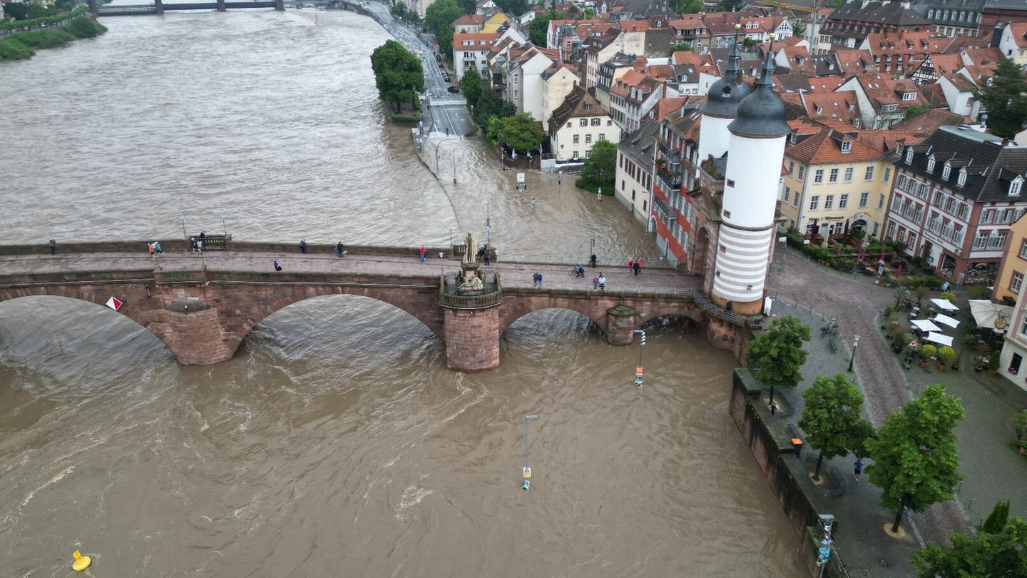Im Bereich der Alten Brücke in der Altstadt ist die B37 überflutet. Nach starken Regenfällen gibt es in der Region Hochwasser mit Überschwemmungen.