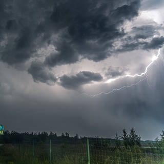 Dramatische Gewitter auf dem Land - Blitze durchzucken den Himmel