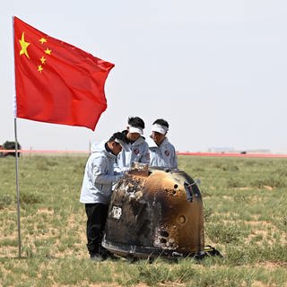 Die Rückkehrkapsel der Chang'e-6-Sonde landet am 25. Juni 2024 im Siziwang-Banner im nordchinesischen Autonomen Gebiet Innere Mongolei.