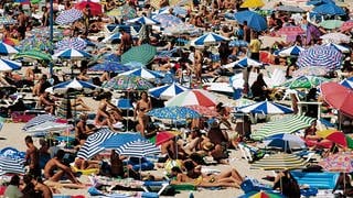 Am Strand Son Moll am Ortsrand von Cala Rajada auf Mallorca herrscht reges Treiben
