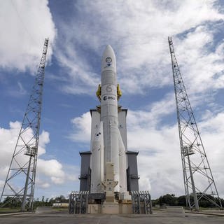 Ein Blick auf die europäische Trägerrakete Ariane 6 auf der Startrampe des europäischen Weltraumbahnhofs in Französisch-Guayana.
