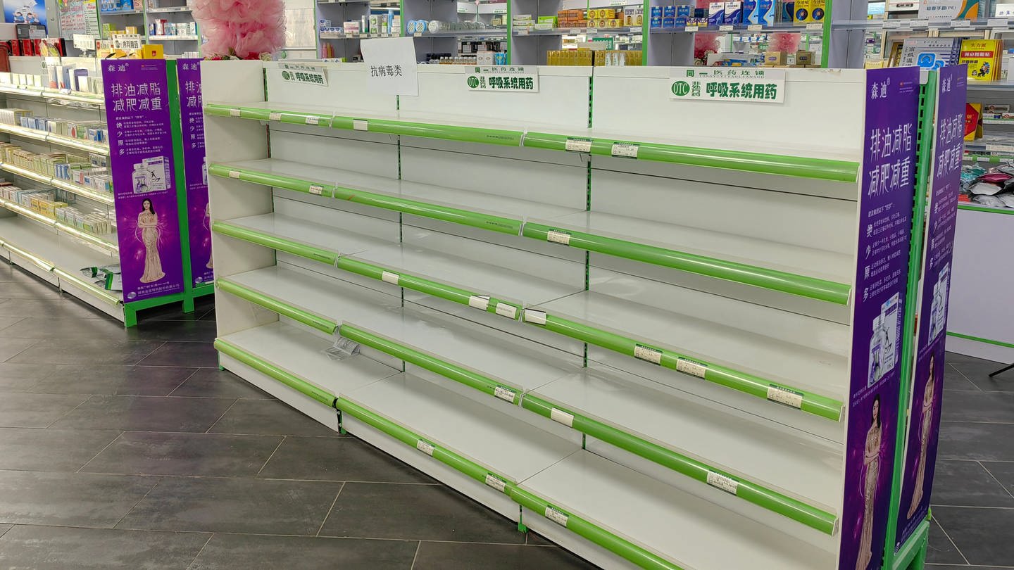 In einer Apotheke in Xi'an, Provinz Shaanxi, China, sind die Regale mit nicht verschreibungspflichtigen Medikamenten wie Fiebersenkung, Hustenlinderung, antiviralen Mitteln und Erkältungsmedikamenten leer.