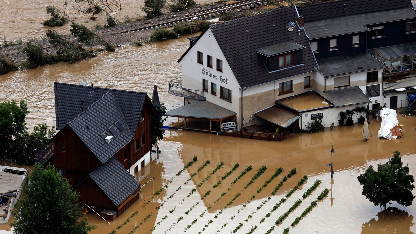 In der Eifel haben heftige Regenfälle und Dauerregen für Überschwemmungen und Überflutungen gesorgt. Im Ahrtal trat der Fluss vielerorts über die Ufer und überschwemmte nicht nur Keller sondern ganze Ortschaften. (15.07.2021)