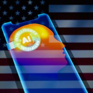 Die visuelle Darstellung künstlicher Intelligenz (KI) wird auf einem Smartphone vor dem Hintergrund der abgeschnittenen Flagge der Vereinigten Staaten angezeigt. (Symbolfoto)