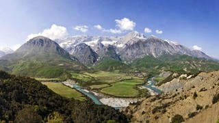 Im Tal der Vjosa in Albanien: Die Vjosa ist einer der letzten europäischen Wildflüsse und Lebensraum unzähliger Arten. Das neue Schutzgebiet umfasst die Vjosa und ihre unverbauten Nebenflüsse auf dem 200 Kilometer langen Weg quer durch Albanien. Alle Staudammpläne wurden abgesagt.