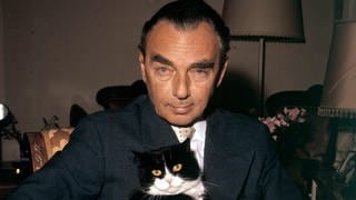 Der deutsche Schriftssteller Erich Kästner (*23.2.1899 - 29.7.1974) mit Katze, undatierte Aufnahme