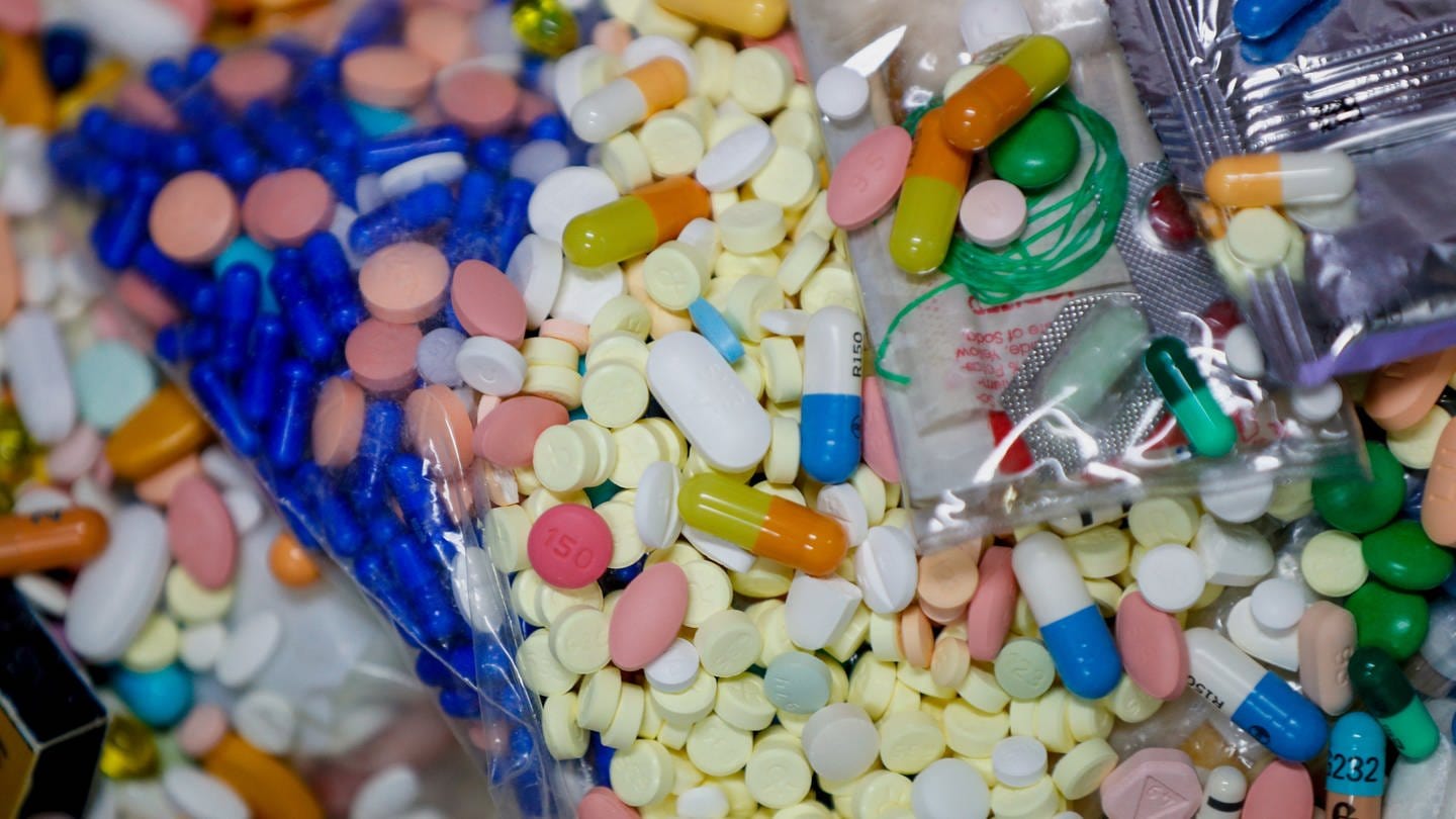 Verschiedene Tabletten und Schmerzmittel in Plastikbeuteln