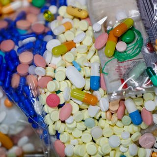 Verschiedene Tabletten und Schmerzmittel in Plastikbeuteln