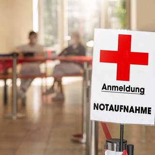 Notaufnahme Schild an dem Eingang von einem Krankenhaus