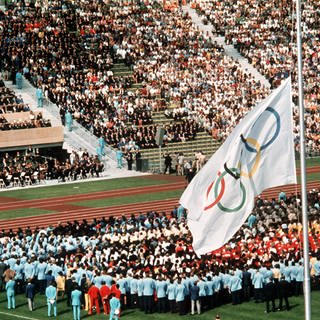 Trauerfeier am 6.9.1972 im Münchner Olympiastadion für die Opfer des Terror-Anschlages bei den Olympischen Sommerspielen. Die weiße Olympia-Flagge mit den fünf bunten Ringen hängt auf Halbmast.