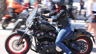 Eine Frau fährt eine Harley Davidson: 1903 wurde in Milwaukee die erste Harley Davidson gebaut. Dank "Easy Rider"und "Born to be Wild" wurde sie Kult. Doch wie klingt die "E-Harley" der Zukunft?