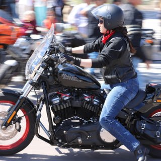 Eine Frau fährt eine Harley Davidson: 1903 wurde in Milwaukee die erste Harley Davidson gebaut. Dank "Easy Rider"und "Born to be Wild" wurde sie Kult. Doch wie klingt die "E-Harley" der Zukunft?