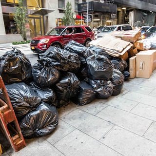 In New York sind die ständig wachsenden Müllberge auf den Gehwegen und sogar auf den Straßen deutlich zu erkennen. (Foto: 2016)