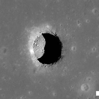 Blick auf den Mare Tranquillitatis Pit, das größte Skylight des Mondes. Am Grund dieser 100 Meter großen Öffnung beginnt ein großer Lavagang, wie nun Radaranalysen bestätigen.