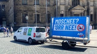 Auf dem Schlossplatz in Dresden steht ein Lieferwagen mit ironischen "Wahlplakaten" und einem Anhänger mit einem Transparren, auf dem steht: "Moschee? 'Orr nee! AfD": Bei den Landtagswahlen in Thüringen, Sachsen und Brandenburg im September werden wohl wieder viele Wählerinnen und Wähler für rechte Parteien stimmen. Das ist für die Forschung nicht überraschend. Ausländerfeindliche Positionen liegen in den neuen Ländern seit den frühen 2000er-Jahren konstant bei 30 Prozent. 