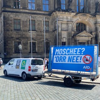 Auf dem Schlossplatz in Dresden steht ein Lieferwagen mit ironischen "Wahlplakaten" und einem Anhänger mit einem Transparren, auf dem steht: "Moschee? 'Orr nee! AfD": Bei den Landtagswahlen in Thüringen, Sachsen und Brandenburg im September werden wohl wieder viele Wählerinnen und Wähler für rechte Parteien stimmen. Das ist für die Forschung nicht überraschend. Ausländerfeindliche Positionen liegen in den neuen Ländern seit den frühen 2000er-Jahren konstant bei 30 Prozent. 