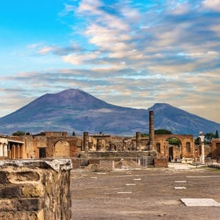 Die Ruinen der antiken Stadt Pompeji mit Blick auf den Vesuv