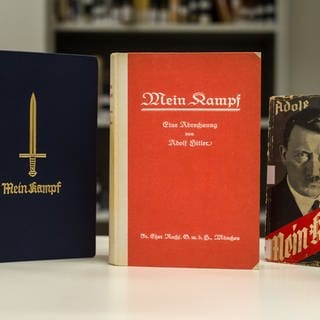 Drei Ausgaben von Adolf Hitlers "Mein Kampf"