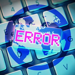 FOTOMONTAGE: Taste mit Aufschrift Error auf einer Computertastatur mit Welt-Symbol