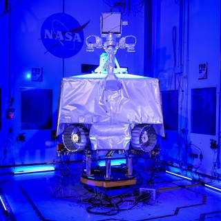 Der VIPER der NASA – kurz für „Volatiles Investigating Polar Exploration Rover“ – steht zusammengebaut im Reinraum des Johnson Space Center der Agentur.
