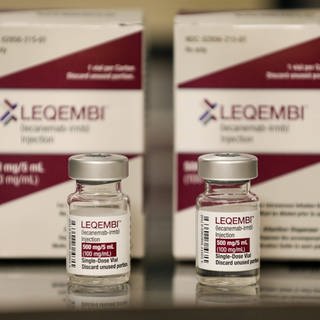 Die Courier-Journal-Fläschchen von Leqembi, einer neuen Form der Behandlung von Alzheimer im Frühstadium. Dies ist das ERSTE von der FDA zugelassene Alzheimer-Medikament. Lecanemab verlangsamt das Fortschreiten der Alzheimer-Krankheit.