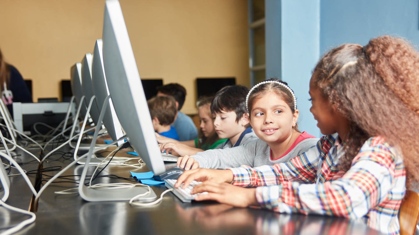 Kinder lernen im Informatik-Unterricht am Computer in der Grundschule: Im europäischen Vergleich liegt Deutschland weit zurück; in den meisten Bundesländern ist Informatik bisher lediglich Wahlpflichtfach. Das soll sich ändern.