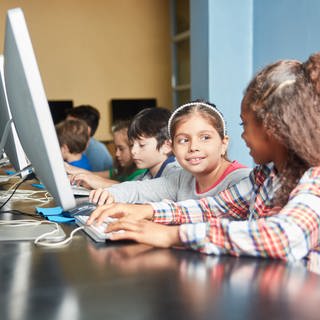 Kinder lernen im Informatik-Unterricht am Computer in der Grundschule: Im europäischen Vergleich liegt Deutschland weit zurück; in den meisten Bundesländern ist Informatik bisher lediglich Wahlpflichtfach. Das soll sich ändern. 