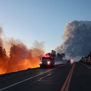 Das Foto zeigt Feuerwehrleute, die in Kalifornien, USA, gegen die Flammen kämpfen.