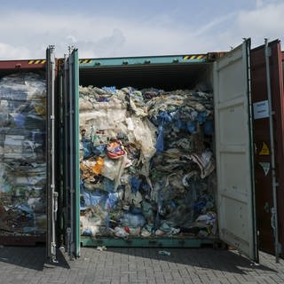 gefüllte Container mit Kunststoffabfällen 