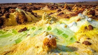 Hydrothermale Quellen kommen in Gebieten mit hoher vulkanischer Aktivität vor und können viele Formen haben.