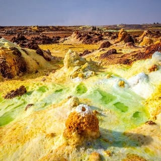 Hydrothermale Quellen kommen in Gebieten mit hoher vulkanischer Aktivität vor und können viele Formen haben.