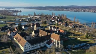 Das Kloster Reichenau, angestrahlt von der Abendsonne. Die ehemalige Benediktinerabtei steht in Mittelzell auf der Insel Reichenau im Bodensee. 724 gründete Wanderbischof Pirmin das Kloster, das sich zu einem kulturellen Zentrum entwickelte.