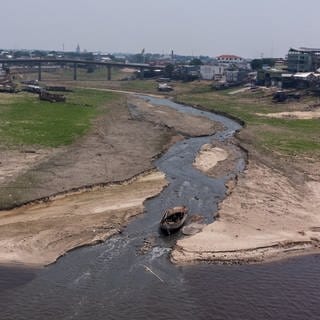 Ein Luftbild zeigt die Trockenheit in Igarapé do Educandos im Oktober 2023 im Zentrum von Manaus. Von der starken Dürre im Amazonasbecken sind sehr viele Gemeinden betroffen.